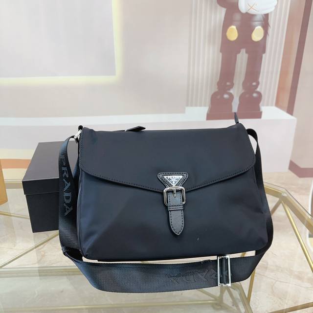 普拉达prada 最新尼龙包 复古经典摸上去超级棒 时尚简约气质又随性！ 尺寸：31 22 Wx