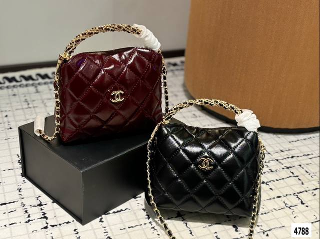 纯皮香奈儿2024大秀相机包 香奈儿秋冬大秀上配饰包包同样亮眼 百搭的同时又有创意十足。 尺寸 19.14