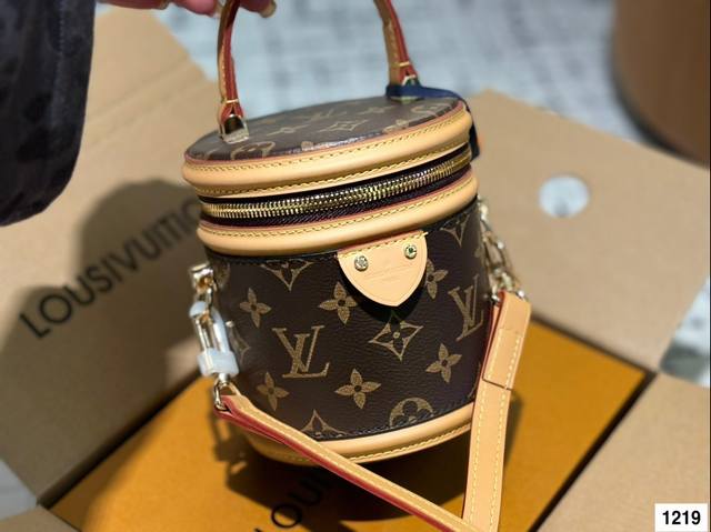 全钢五金 2024最新款小发财桶 Lv Canne 发家致富第一-步■入个lv发财桶使用率100%的这款lv圆桶 怪不得总有人说它是“饭桶”品 包身硬挺耐用可手