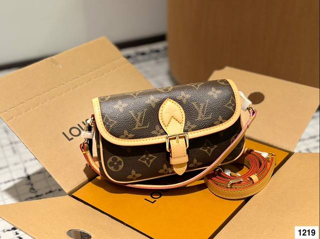 全钢五金 L家 Nano Diane牛皮腋下法棍包 全钢五金全套礼盒包装 尺寸 18 12Cm 全钢五金 L家 Nano Diane牛皮腋下法棍包 全钢五金全套礼盒包装 尺寸 18 12Cm