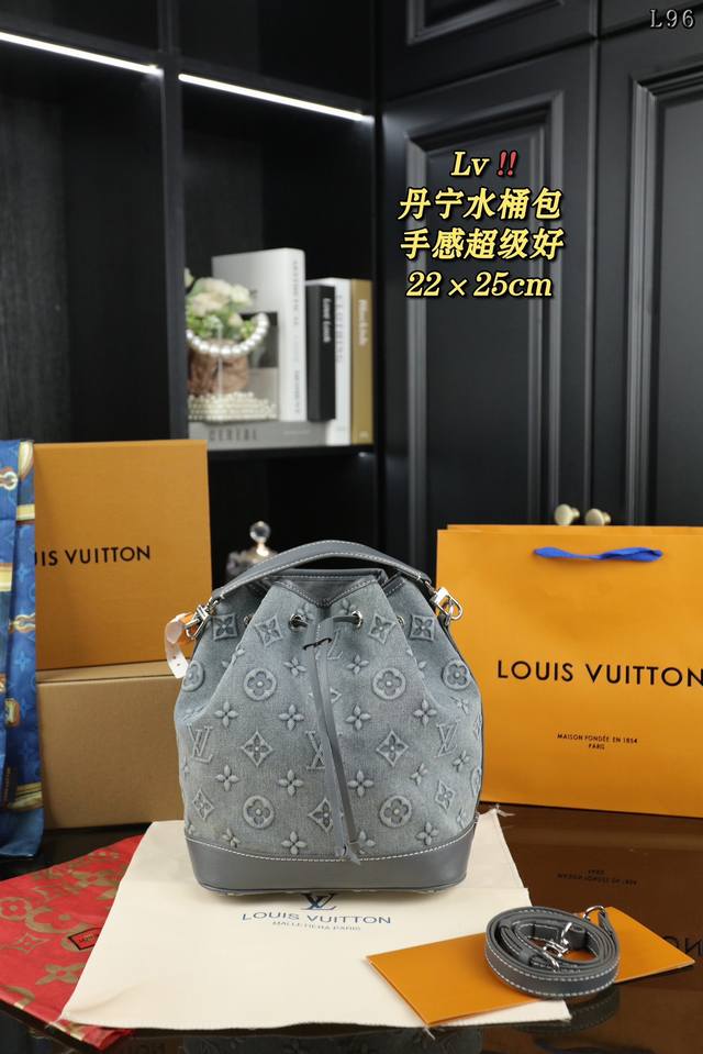 配全套礼盒丝巾 Lv 丹宁牛仔 老花 水桶包斜挎包 这款手袋新料 制成，手感超级好 经典永恒。优雅低调的外形设计和宽敞的包身更加入了实用性 尺寸：22×25