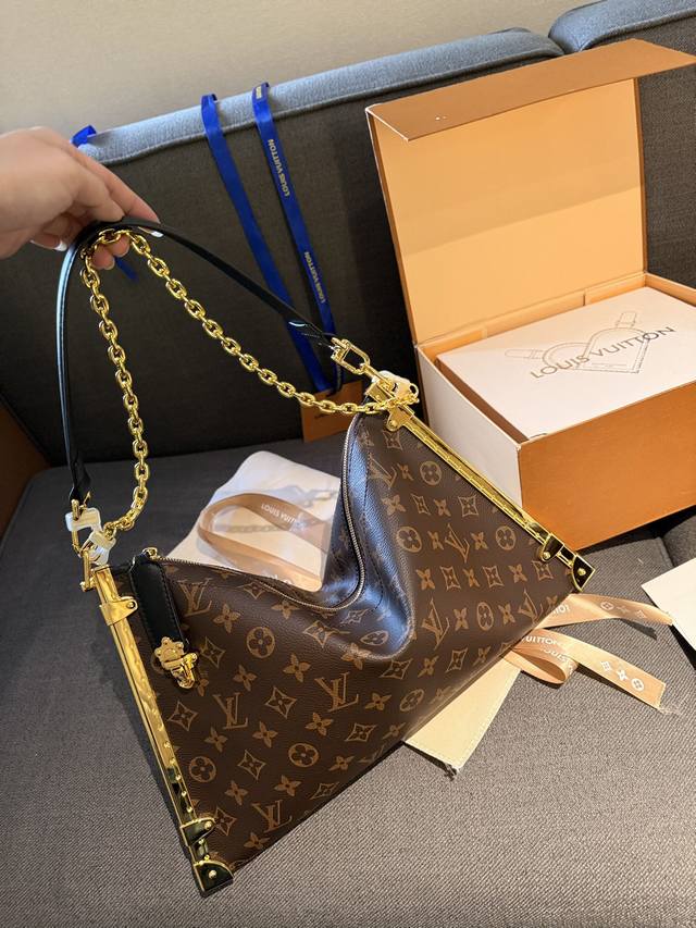 礼盒包装 Lv新品 Lucky Trunk超好看的包包 原单牛皮 腋下手提都好看 原单五金logo 尺寸30 礼盒包装 Lv新品 Lucky Trunk超好看的包包 原单牛皮 腋下手提都好看 原单五金logo 尺寸30