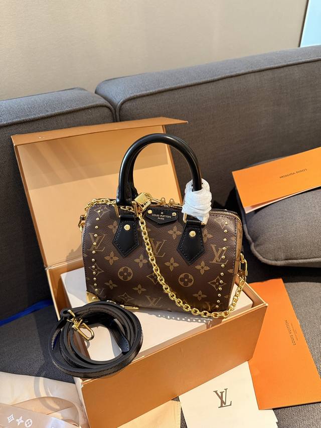 折叠礼盒官网飞机盒” Lv 新款 Speedy 20铆钉枕头包 Lv 新款系列 枕头包 手袋,全网首发 Lv Speedy 枕头包这款retiro 手袋以标志性