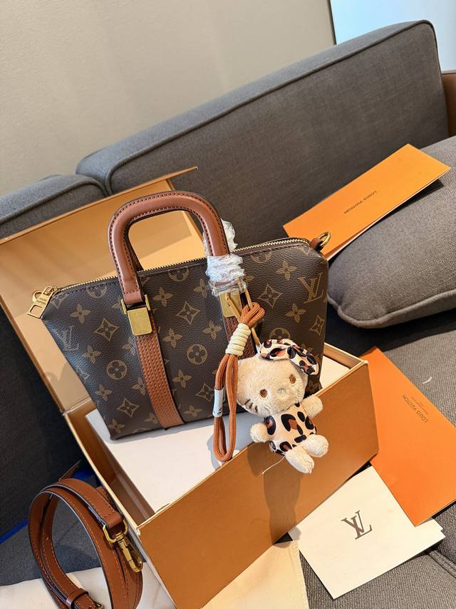 礼盒包装 Lv 新款饭盒包 Hobo 跟上这波风潮 太可爱了啊啊 复古才是真正上头的！ Lv 新款 饭盒包！ 尺寸：24