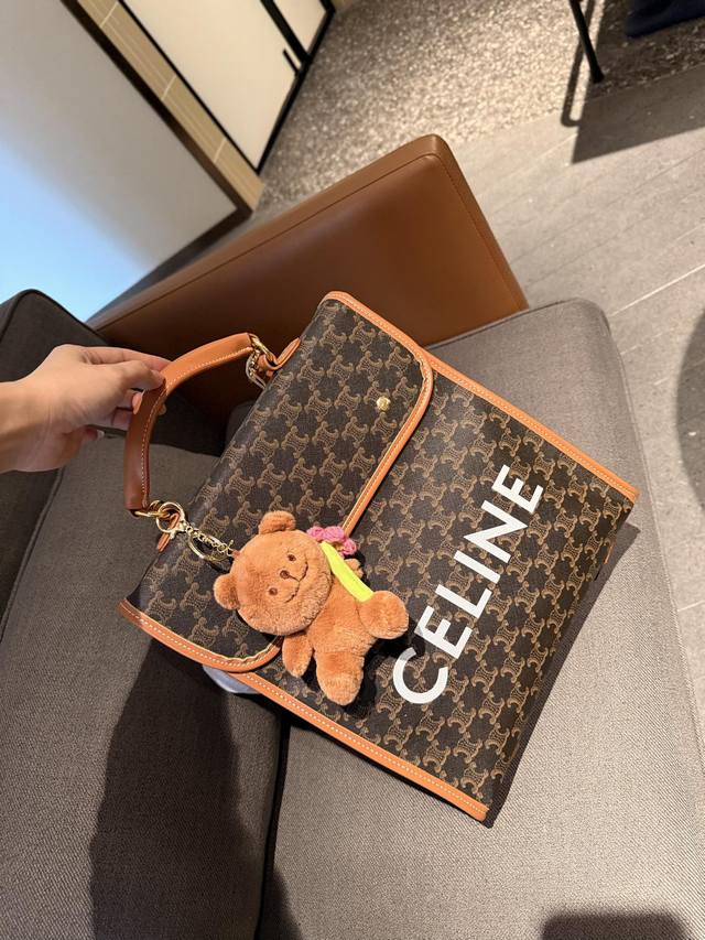 送挂件 Celine 老花双肩包 大气又不失个性 任何搭配都可轻松驾驭 是每个优雅可爱女孩必入单品 尺寸29.32