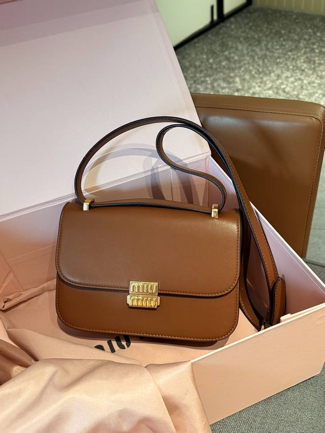 礼盒包装 缪缪miumiu轻轻松松高级感 包包手感巨好容量也很不赖 简单却又不失华丽 不要觉得会炸眼太高调了什么的 根本不会！ 在你的精简穿搭上简直就是点睛之笔