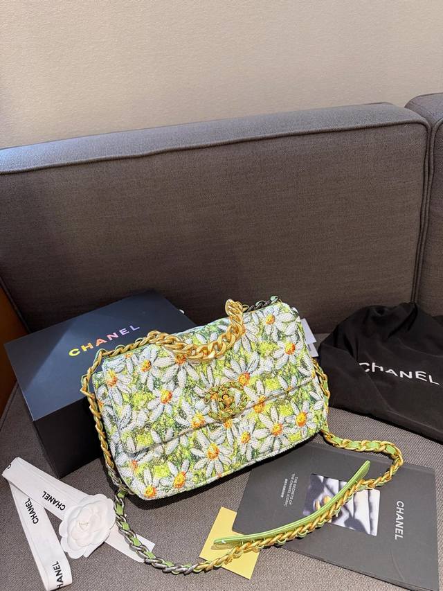 折叠礼盒包装 原单专柜品质 Chanel 19 最近好多明星都在背chanel 19 这款包是由老佛爷karl Lagerfeld和chanel现任创意总监vi
