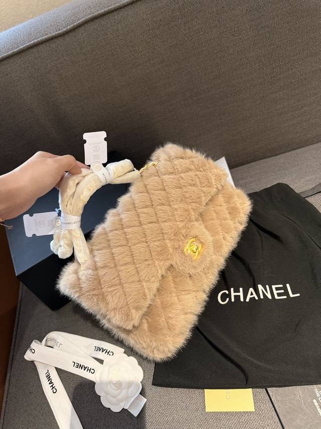 折叠礼盒包装 Chanel24K泰迪羊羔绒cf棕色 新款24K泰迪羊羔绒cf棕色／大号 双面剪毛拼小羊皮 非常适合秋冬 美拉德色系～可爱又精致 尺寸 25Cm