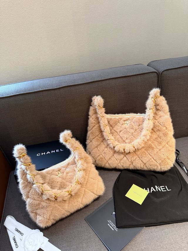 折叠礼盒包装 Chanel 24A Hobo腋下包 Chanel24A Hobo这个油蜡羊皮很好打理，五金做旧酷酷的，皮穿粗链却非常轻，尺寸也很日常，是位才貌双