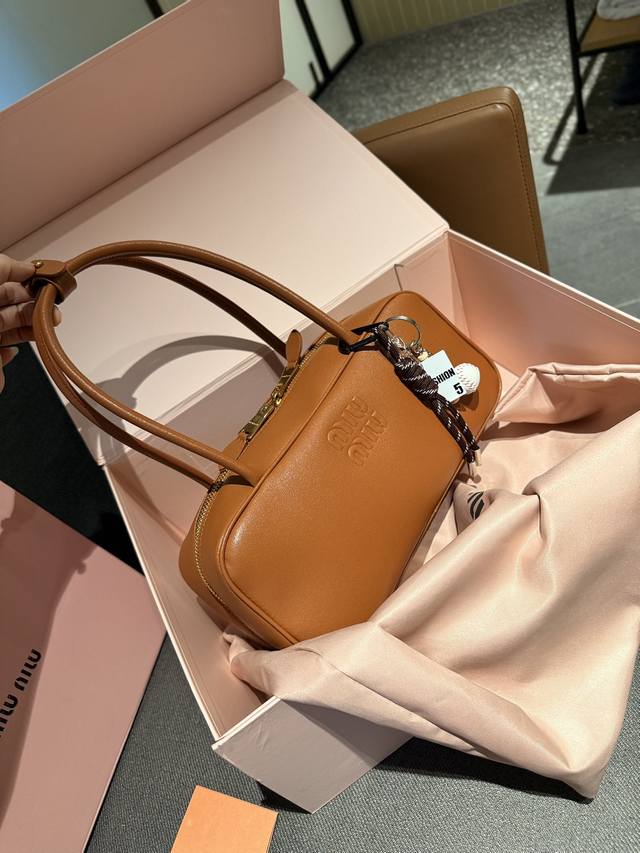 折叠礼盒包装 Size: 27Cm Miumiu 鳄鱼纹 包包，腋下包 24新品 Matelassemiumiu的坑真的好仙女好好看！ 牛皮皮质！真的很有质感！