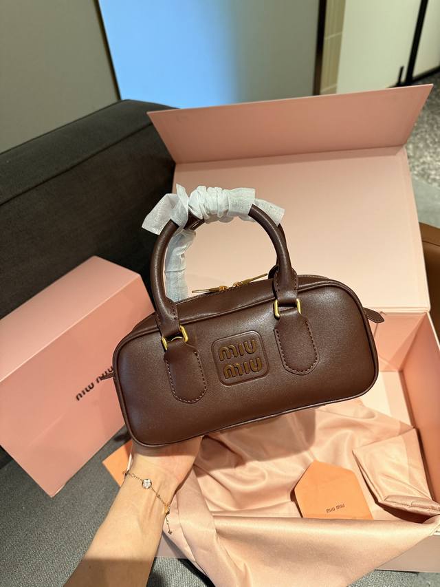 礼盒包装 缪保龄球包 缪缪miumiu 手提包 轻轻松松高级感 包包手感巨好容量也很不赖 简单却又不失华丽 不要觉得会炸眼太高调了什么的 根本不会！ 在你的精简