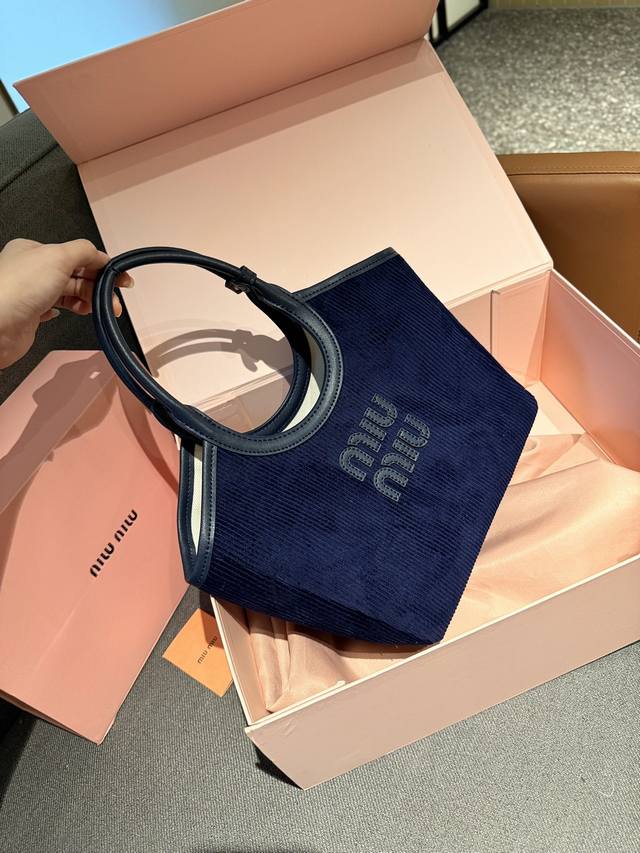 礼盒包装 Size：25Cm Miumiu新款托特tote 今年的风刮的太猛了 老多爆款了！ 这款的版型也太好看了吧！ Miumiu秋冬一色 秋冬季羊羔毛和托特