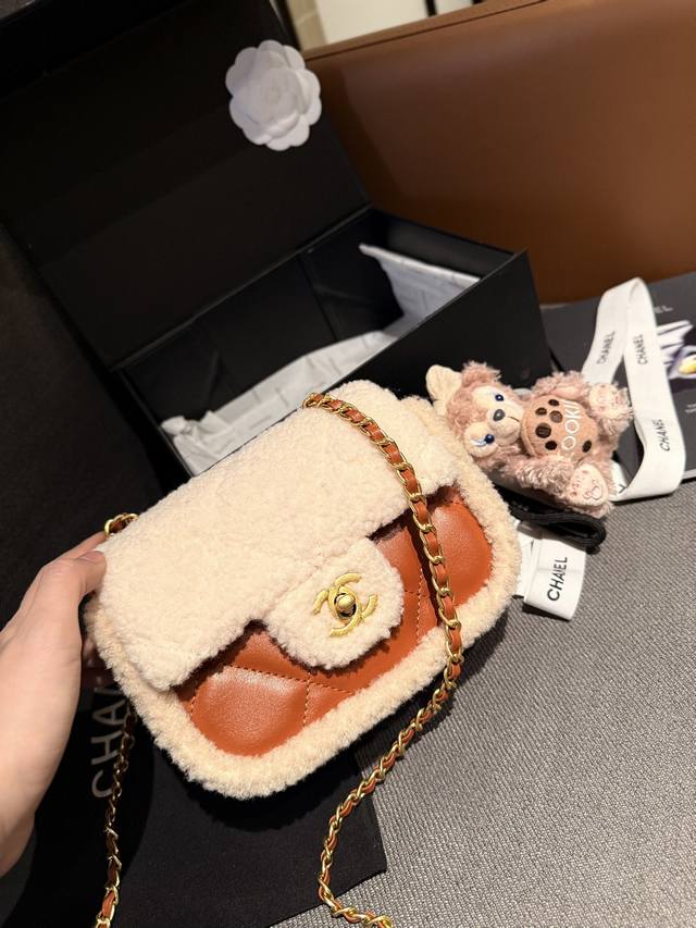 送挂件 折叠礼盒包装 Chanel24K泰迪羊羔绒cf棕色 新款24K泰迪羊羔绒cf棕色 双面剪毛拼小羊皮 非常适合秋冬 美拉德色系～可爱又精致 尺寸 18Cm