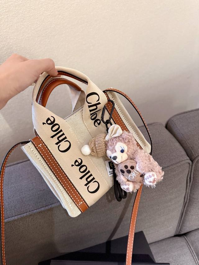 送挂件 Size：20*15Cm 迷你 Woody Tote Mini实在是太好看啦！ 尺寸刚刚好哦！ 可以放下大尺寸手机 Mini托特包可可爱爱过夏天 搜索：