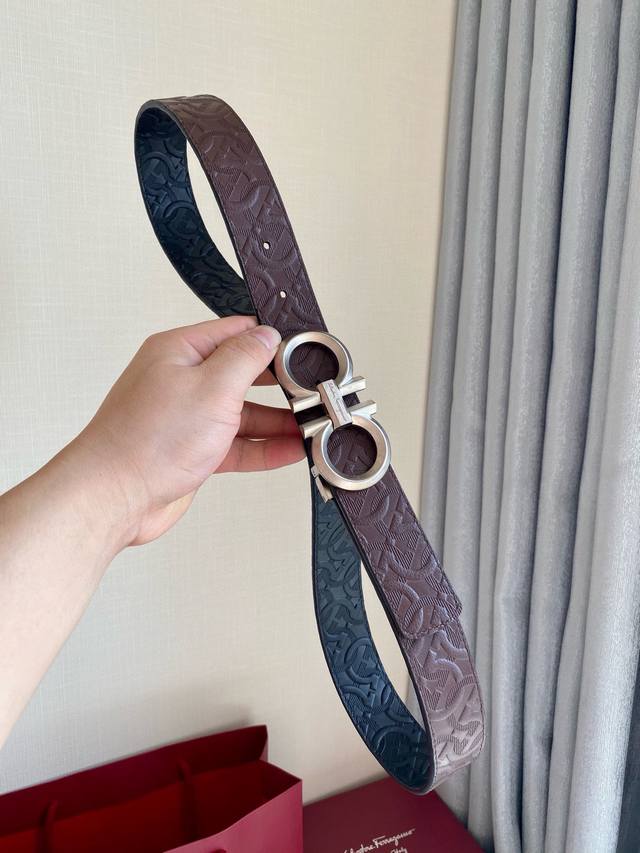 送礼物首选 菲拉格慕这款时髦的双面皮带采用双色设计，柔软的牛皮经过手工处理，双面可用 一面黑色一面咖啡色打造出极其柔韧的触感。Gancini扣饰饰有对比细节，风