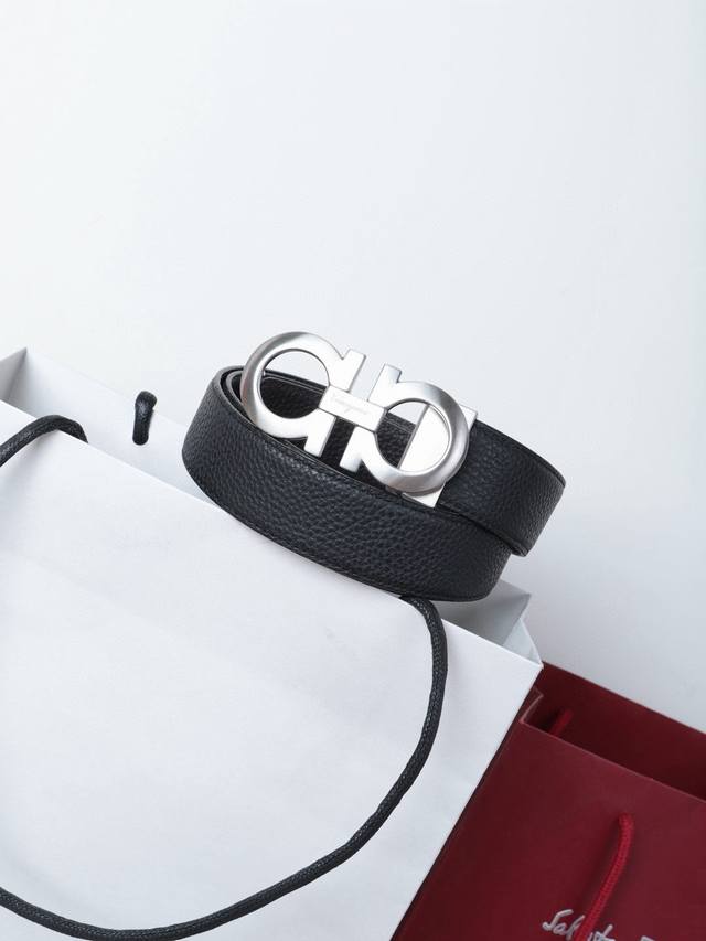 送礼物首选 菲拉格慕这款时髦的双面皮带采用双色设计，柔软的牛皮经过手工处理，双面可用 一面黑色一面咖啡色打造出极其柔韧的触感。Gancini扣饰饰有对比细节，风