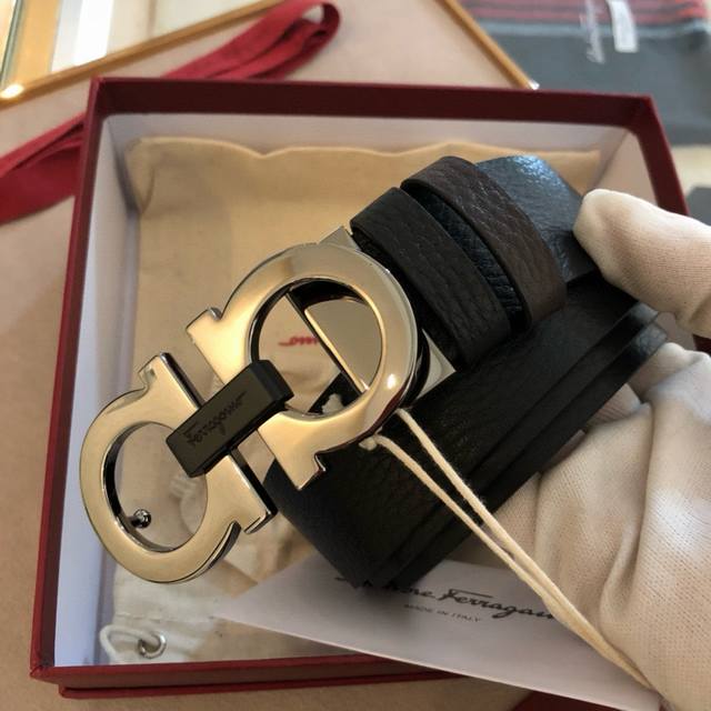 送礼物首选 菲拉格慕这款时髦的双面皮带采用双色设计，柔软的牛皮经过手工处理，双面可用 一面黑色一面咖啡色打造出极其柔韧的触感。Gancini扣饰饰有对比细节，风