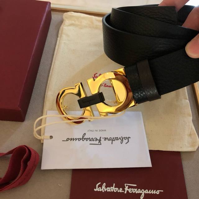 送礼物首选 菲拉格慕这款时髦的双面皮带采用双色设计，柔软的牛皮经过手工处理，双面可用 一面黑色一面咖啡色打造出极其柔韧的触感。Gancini扣饰饰有对比细节，风