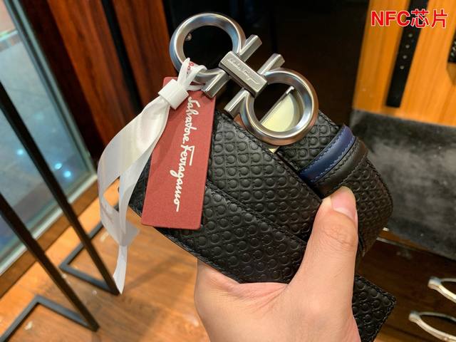 送礼物首选 菲拉格慕这款时髦的双面皮带采用双色设计，柔软的牛皮经过手工处理，双面可用 一面黑色一面蓝色打造出极其柔韧的触感。Gancini扣饰饰有对比细节，风格