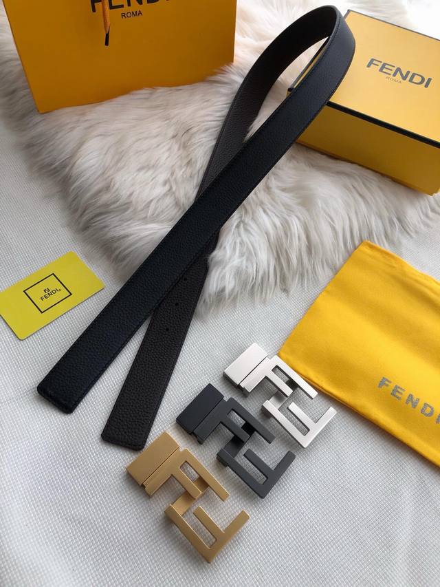 品牌:芬迪 尺寸:35Mm 正品尺寸 五金材质:专柜精品扣，真空电镀，工艺精细带身材质:天然双面头层牛皮荔枝纹、双面可用 一面黑色一面咖啡色质感超赞，手感柔软