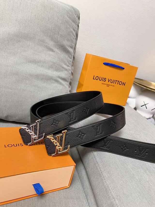 Lv皮带宽度：4.0Cm 专柜同步最新系列，搭配精致雕扣头 媲美代购欢迎对比时尚百搭，品味的体现，休闲高大上！ Iphone实物实拍， 腰带上身效果超好，抓紧转