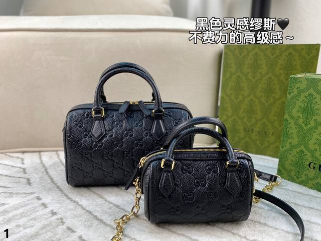 小号全套包装 Gucci 全皮压纹枕头包 在全新系列中大放异彩 系列以创意设计和创新功能焕新诠释经典图案 为日常造型注入一抹隽永风尚 尺寸：26*16 无盒 1