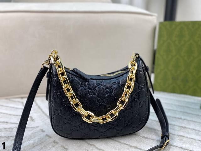 配全套包装 Gucci Emblem系列手提包 Hobo的造型很耐看 可以满足不同的穿搭需求 让你随意搭配出 不经意的高级感哦~尺寸：25*16 牛皮