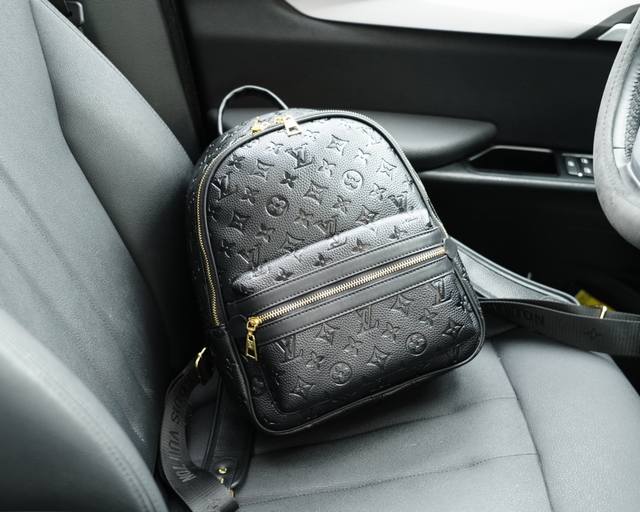 路易威登 官网同步 高版本 原厂双肩背包 不要错过 全原材料制作 品质极好 超大容量 非市面普通货 来自贸易公司的狠货.. 强调一下 原厂 一直是抢爆的款式 专 路易威登 官网同步 高版本 原厂双肩背包 不要错过 全原材料制作 品质极好 超大容量 非市面普通货 来自贸易公司的狠货.. 强调一下 原厂 一直是抢爆的款式 专