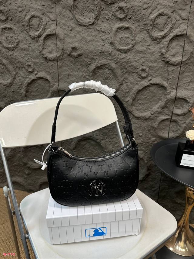 配礼盒 Mlb压纹腋下容量又大又轻~ 氛围感穿搭,出街必备 拍照凹造型嘎嘎吸睛v 酷女孩最爱!! 尺寸24.13Cm 配礼盒 Mlb压纹腋下容量又大又轻~ 氛围感穿搭,出街必备 拍照凹造型嘎嘎吸睛v 酷女孩最爱!! 尺寸24.13Cm