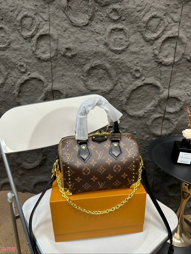 免税店全套包装 Lv Speedy 20终于出老花细肩带的了秀款更硬挺有更多的金属配饰也会更闪亮两根肩带实用性极强容量也很棒!尺寸20.14Cm 免税店全套包装 Lv Speedy 20终于出老花细肩带的了秀款更硬挺有更多的金属配饰也会更闪亮两根肩带实用性极强容量也很棒!尺寸20.14Cm