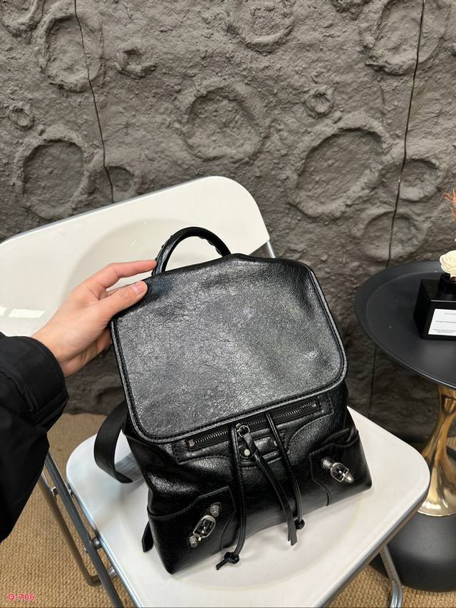 Balenciaga 巴黎世家 Classic嬉皮双肩包，解放双手通勤方便可以装电脑超级百搭时尚 尺寸：28.35Cm