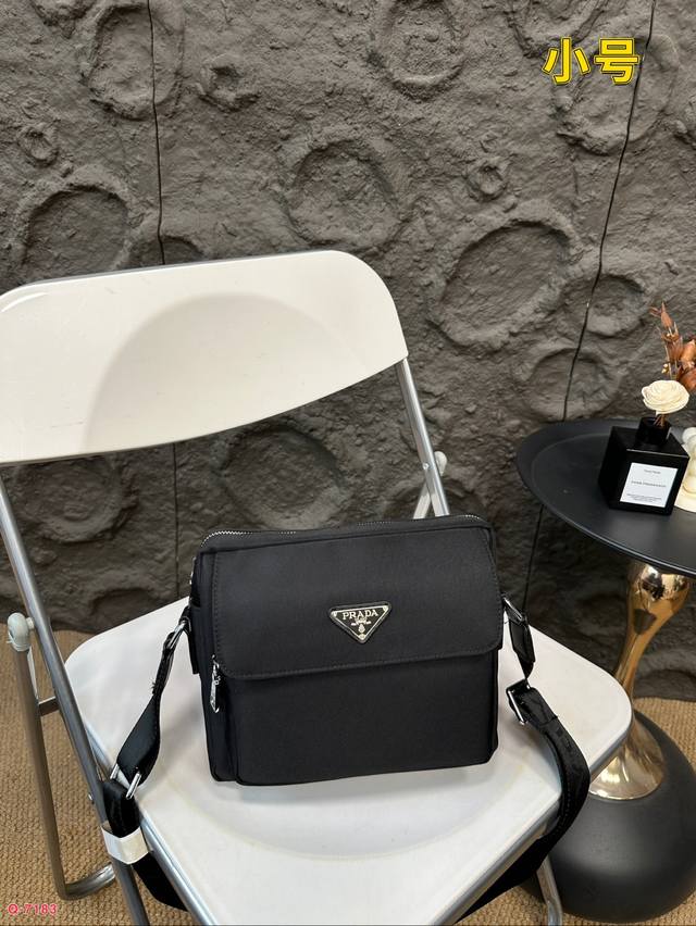 同价 Prada 普拉达尼龙布邮差包 单肩斜挎包 采用精湛镶嵌细工,经典百搭 实物拍摄 原厂原版面料。尺寸23.19 28.23Cm 同价 Prada 普拉达尼龙布邮差包 单肩斜挎包 采用精湛镶嵌细工,经典百搭 实物拍摄 原厂原版面料。尺寸23.19 28.23Cm