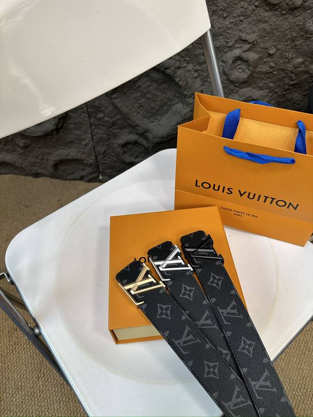 升级版 Lv! !高版本! 腰带 嘿哈 原单牛皮皮带~热门款 皮带里面最火的啦~质量很好 全套包装!五金绝对不褪色 皮带头和专柜一样的哦~ 配礼盒手提袋发票 升级版 Lv! !高版本! 腰带 嘿哈 原单牛皮皮带~热门款 皮带里面最火的啦~质量很好 全套包装!五金绝对不褪色 皮带头和专柜一样的哦~ 配礼盒手提袋发票