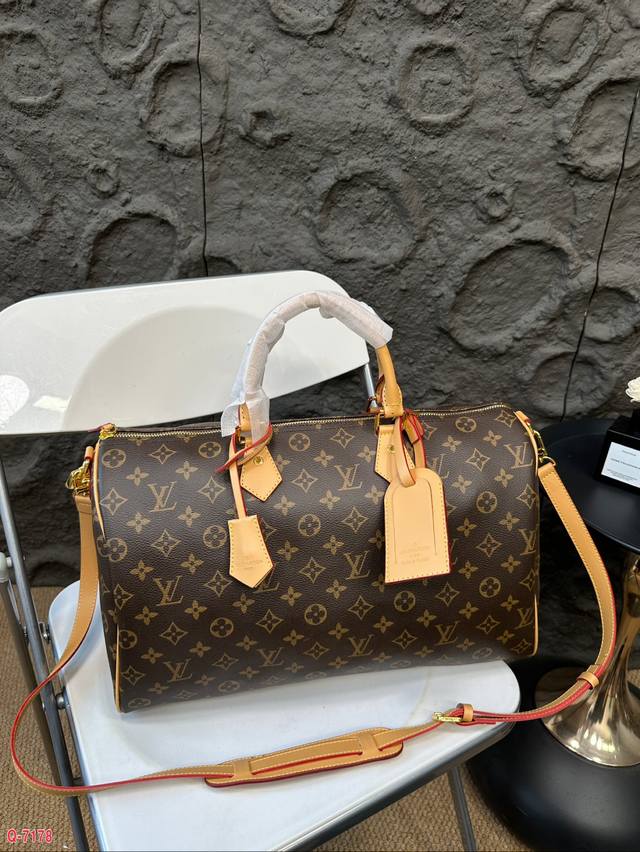 Lv 旅行袋机场包手拎很好看有腔调！搭配任何衣服都非常百搭，四季可用，让你可甜可盐，今年的风潮风靡全世界，拥有这只一定让你成为全场最有话题的时髦精 尺寸40.2