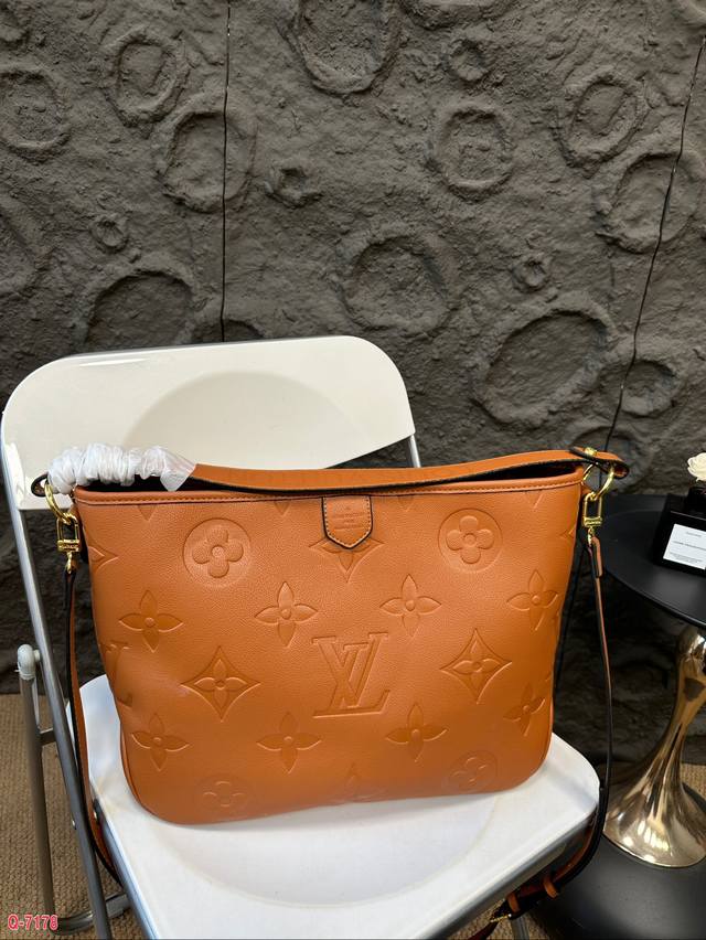 Lv 2024年秋冬焦糖色 Neverfull购物袋 的颜色一定要早早入手 直接ins氛围感拉满 Neverfull永远装不满放下你的一切好物 尺寸38.29
