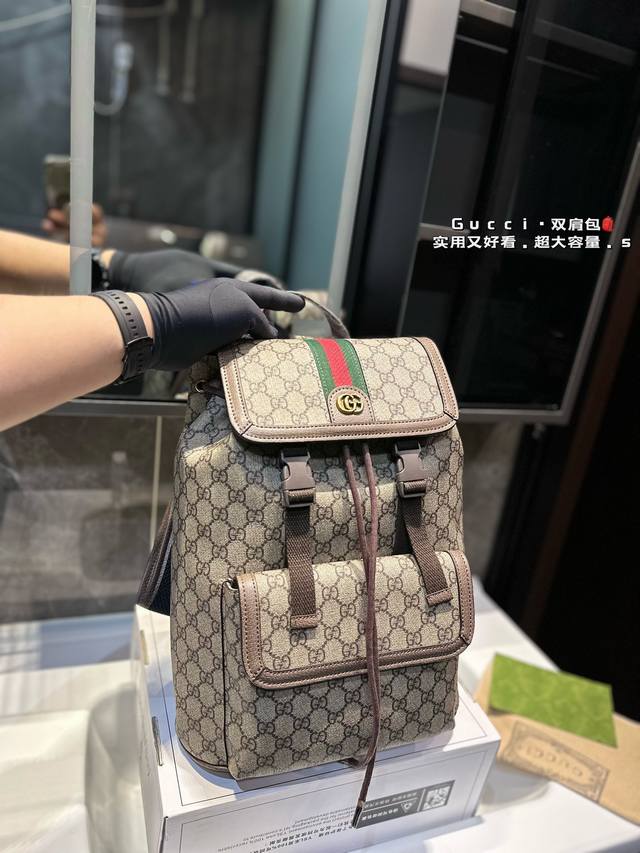 Gucci古驰 Gg经典retro 新款 双肩包 男女同款包酷奇 美到无法无天的款式 今年简直引领时尚最in元素 上身超级好看 尺寸：28*15*39Cm