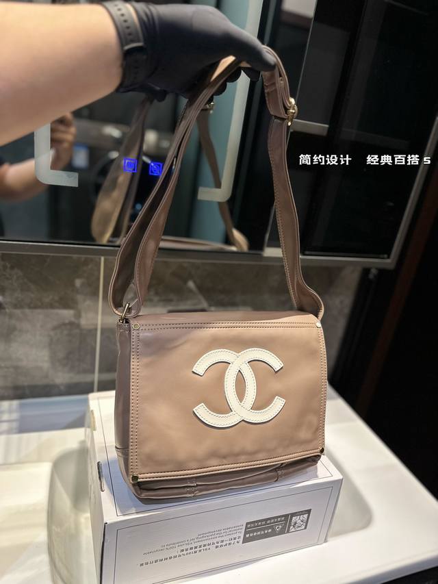 香奈儿chanel 斜挎包 慵懒随性又好背 上身满满的惊喜 高级慵懒又随性 彻底心动的一只 Size：29 22