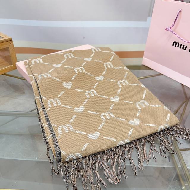 礼盒包装 Miumiu 印花 纯羊绒围巾 高品质 艺术感十足 大写的贵气 携带不占地方 围久了也不会累 集美们 还不快冲