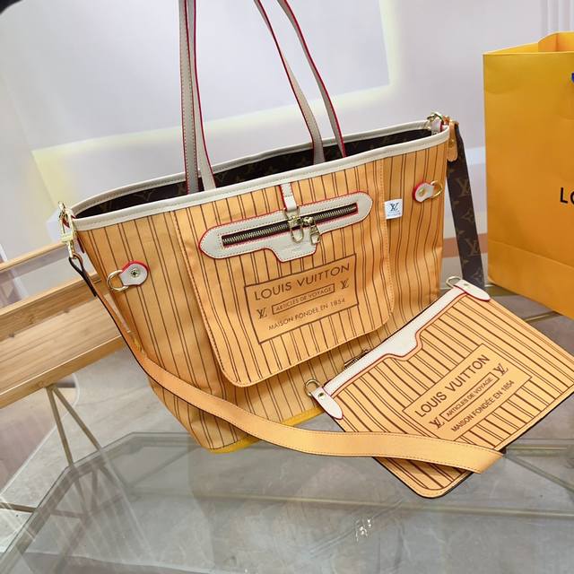 折叠礼盒 Lv Neverfull 新款 双面nf 购物袋！入门级的款式哦！绝对的终身款！此物经典不言而喻！街拍和实用都是非常nb的选择！大家拿到后可以感受下，