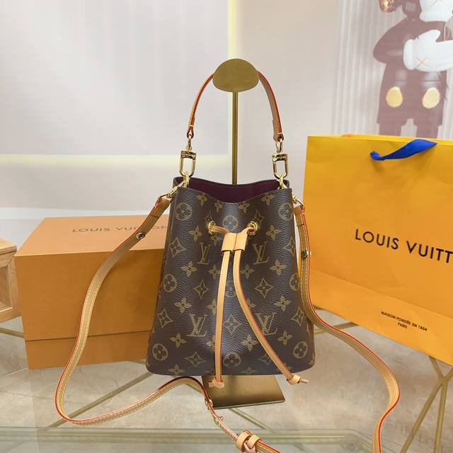 折叠礼盒 Size：20*20Cm Lv Neonoe Bb水桶它来了 大爆款的节奏，尺寸更深得人心，添加了手提的设计， 让整个包身尽显魅力，欧洲都还没上市，国