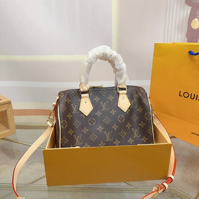 折叠礼盒 Lv 经典枕头包 芯片版本 夏天这个大小刚刚好哦 人手必备一只小枕头 尺寸25×19 Sx 折叠礼盒 Lv 经典枕头包 芯片版本 夏天这个大小刚刚好哦 人手必备一只小枕头 尺寸25×19 Sx