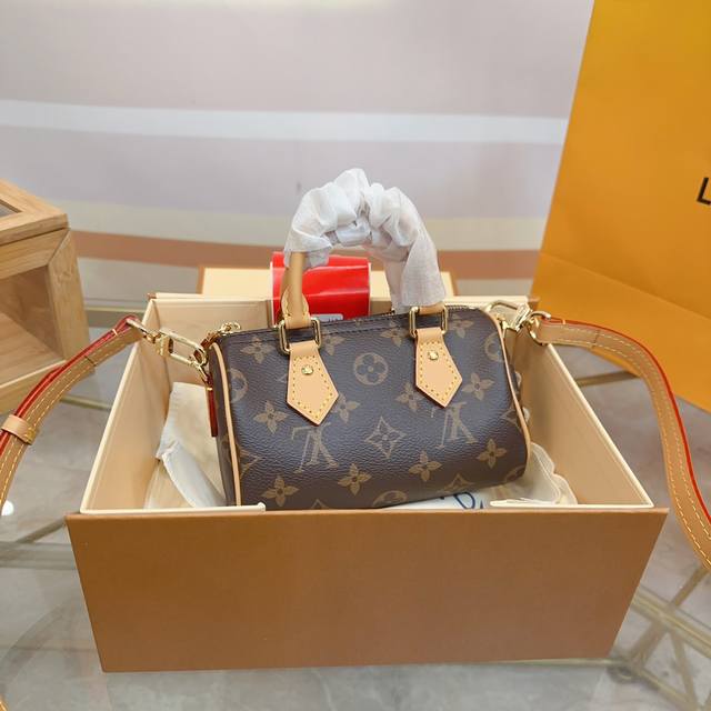 折叠礼盒 Lv 经典枕头包 芯片版本 夏天这个大小刚刚好哦 人手必备一只小枕头 尺寸16.8.10 Sx