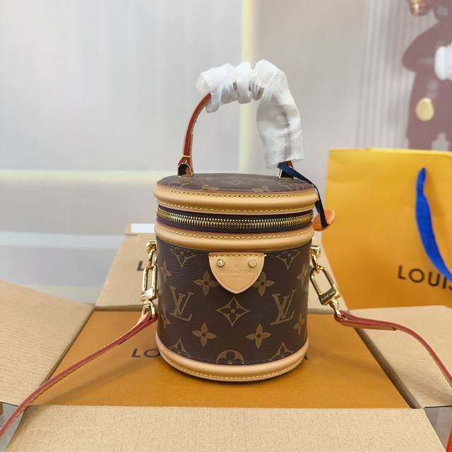 全钢五金 芯片版本 折叠礼盒 Lv 原版发财桶也出迷你版啦自重不重,很轻便,而且超级能装背面很贴心的设计成平面的斜跨的时候不会觉得不舒服!拎在手上超可爱尺寸:1 全钢五金 芯片版本 折叠礼盒 Lv 原版发财桶也出迷你版啦自重不重,很轻便,而且超级能装背面很贴心的设计成平面的斜跨的时候不会觉得不舒服!拎在手上超可爱尺寸:1