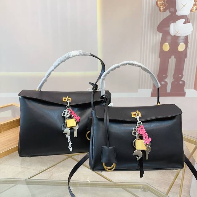 巴黎世家新款 Rodeo 大廓形包包柔软的大廓形包包上身慵懒感立刻get、头层牛皮 真的很喜欢又方便又酷的超实用大包！ 尺寸大号35.24小号28.21 Ds