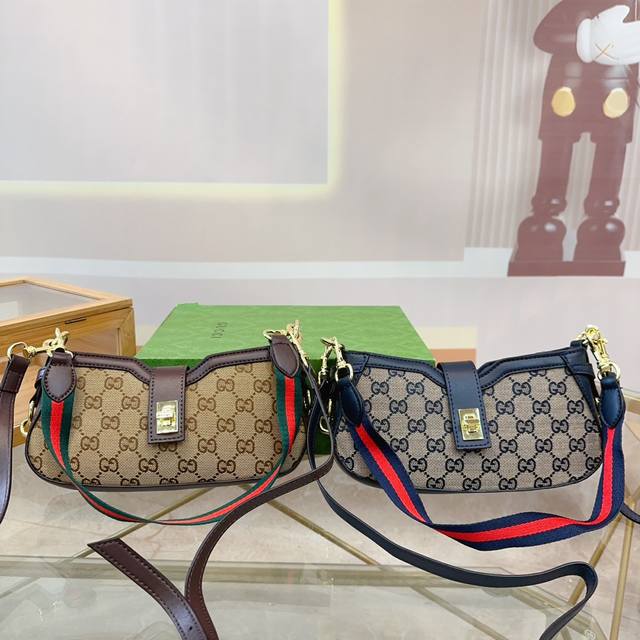 折叠礼盒 Gucci古奇 新品腋下包 Padlock Hobo 腋下包出行太方便啦 超大容量 拿起来就可以出门啦 新品 尺寸：23Cm. Qy