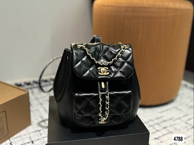 羊皮 Chanel23香奈儿双肩包直戳我心啊 简直是本季黑马，跟之前的duma双肩包比 实用度直接上升了一个等级，看网图小姐姐的搭配 就是甜酷辣妹！真的绝啊！！