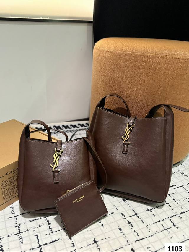 圣罗兰 托特包 满满的设计感 非常知性优雅 超级高级的时尚单品 实物绝对惊艳到你 尺寸：大号28 24 小号20 19