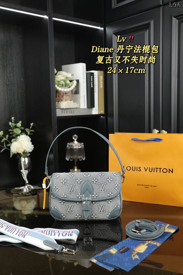 配全套礼盒丝巾 Lv Diane 丹宁牛仔布 腋下包法棍包手提斜挎单肩包 爆款之王，时尚又百搭，约会，逛街，通勤，一包搞定 它是有两条肩带组成的，一条是牛皮的肩