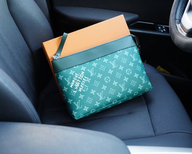 路易威登 官网同步 高版本 手拿包 全球轰抢单品 原单牛皮制作 质感超好 日常出门经典百搭 一眼万年的款式 非市面普通货 贸易公司订单货 配全套包装礼品盒等..