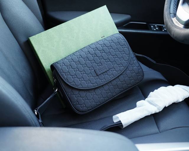 古驰 官网同步 高版本 斜挎单肩背包 永恒不过时的标志性产品 纯原单牛皮 顶级五金制作 非市面普通版本 今年gucci最爱的款式 全部实拍 实用性非常高 完全不